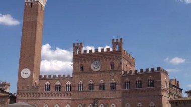 Siena, İtalya - 12 Ağustos: Belediye Binası ana Meydanı Piazza del Campo üzerinde 12 Ağustos 2016 Siena, İtalya. Piazza del Campo şehrin tarihi merkezi ve Avrupa'nın en büyük Ortaçağ kareler biridir..