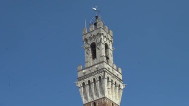 Siena, İtalya - 12 Ağustos: Belediye Binası ana Meydanı Piazza del Campo üzerinde 12 Ağustos 2016 Siena, İtalya. Piazza del Campo şehrin tarihi merkezi ve Avrupa'nın en büyük Ortaçağ kareler biridir..
