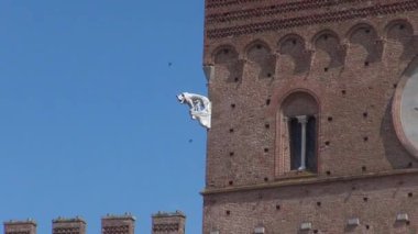 Siena, İtalya - 12 Ağustos: Belediye Binası ana Meydanı Piazza del Campo üzerinde 12 Ağustos 2016 Siena, İtalya. Piazza del Campo şehrin tarihi merkezi ve Avrupa'nın en büyük Ortaçağ kareler biridir..