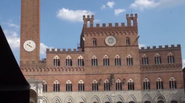 Siena, İtalya - 12 Ağustos: Belediye Binası ana Meydanı Piazza del Campo üzerinde 12 Ağustos 2016 Siena, İtalya. Piazza del Campo şehrin tarihi merkezi ve Avrupa'nın en büyük Ortaçağ kareler biridir..