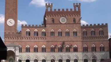 Siena, İtalya - 12 Ağustos: Belediye Binası ana Meydanı Piazza del Campo üzerinde 12 Ağustos 2016 Siena, İtalya. Piazza del Campo şehrin tarihi merkezi ve Avrupa'nın en büyük Ortaçağ kareler biridir..