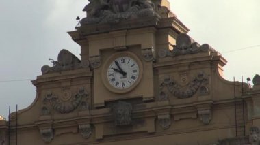 Cenova İtalya, - 2017 yaklaşık: güzel cephe Brignole tren istasyonuna; Cenova şehir merkezi Piazza Verdi üzerinde büyük istasyonu