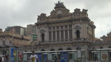 Cenova İtalya, - 2017 yaklaşık: güzel cephe Brignole tren istasyonuna; Cenova şehir merkezi Piazza Verdi üzerinde büyük istasyonu