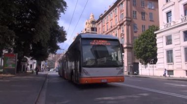 Genoa, İtalya-2017 yaklaşık: turistler ve yerliler için walk Via Xx Settembre high street colonnade. Bir Genova tarihi merkezinde ünlü hedef.