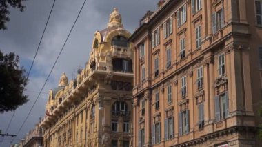 Genoa, İtalya-2017 yaklaşık: turistler ve yerliler için walk Via Xx Settembre high street colonnade. Bir Genova tarihi merkezinde ünlü hedef.