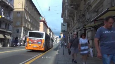 Genoa, İtalya-2017 yaklaşık: turistler ve yerliler için walk Via Xx Settembre high street colonnade. Bir Genova tarihi merkezinde ünlü hedef.