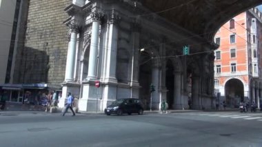 Genoa, İtalya-2017 yaklaşık: turistler ve yerliler için walk Via Xx Settembre high street colonnade. Bir Genova tarihi merkezinde ünlü hedef.