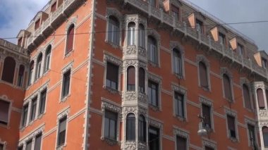 Genoa, İtalya-2017 yaklaşık: turistler ve yerliler için walk Via Xx Settembre high street colonnade. Bir Genova tarihi merkezinde ünlü hedef.