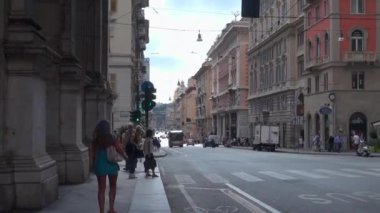 Genoa, İtalya-2017 yaklaşık: turistler ve yerliler için walk Via Xx Settembre high street colonnade. Bir Genova tarihi merkezinde ünlü hedef.