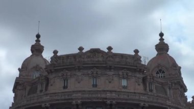 Genoa, İtalya - 25 Temmuz 2017: Çeşme Piazza De Ferrari şehrin ana Meydanı'nda. Tarihsel ve modern merkezi arasında şehrin kalbinde yer alan kare