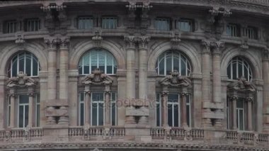 Genoa, İtalya - 25 Temmuz 2017: Çeşme Piazza De Ferrari şehrin ana Meydanı'nda. Tarihsel ve modern merkezi arasında şehrin kalbinde yer alan kare