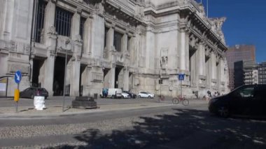 Milan, İtalya - Mayıs 2016 yaklaşık: (ağır çekim, gerçek zamanlı için 50 fps), Milano, İtalya Merkez İstasyonu yürüyüş insanlar. Her gün yaklaşık 320.000 yolcular istasyondan geçmek..