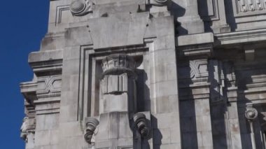 Milan, İtalya - Mayıs 2016 yaklaşık: (ağır çekim, gerçek zamanlı için 50 fps), Milano, İtalya Merkez İstasyonu yürüyüş insanlar. Her gün yaklaşık 320.000 yolcular istasyondan geçmek..