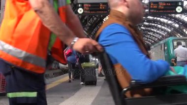 Milan, İtalya - Mayıs 2016 yaklaşık: (ağır çekim, gerçek zamanlı için 50 fps), Milano, İtalya Merkez İstasyonu yürüyüş insanlar. Her gün yaklaşık 320.000 yolcular istasyondan geçmek..
