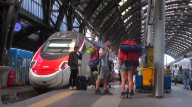 Milan, İtalya - Mayıs 2016 yaklaşık: (ağır çekim, gerçek zamanlı için 50 fps), Milano, İtalya Merkez İstasyonu yürüyüş insanlar. Her gün yaklaşık 320.000 yolcular istasyondan geçmek..