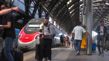 Milan, İtalya - Mayıs 2016 yaklaşık: (ağır çekim, gerçek zamanlı için 50 fps), Milano, İtalya Merkez İstasyonu yürüyüş insanlar. Her gün yaklaşık 320.000 yolcular istasyondan geçmek..