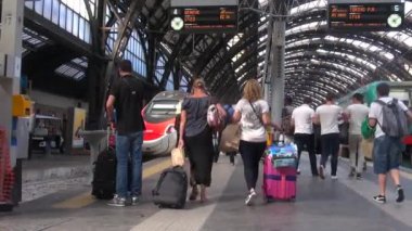 Milan, İtalya - Mayıs 2016 yaklaşık: (ağır çekim, gerçek zamanlı için 50 fps), Milano, İtalya Merkez İstasyonu yürüyüş insanlar. Her gün yaklaşık 320.000 yolcular istasyondan geçmek..