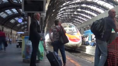 Milan, İtalya - Mayıs 2016 yaklaşık: (ağır çekim, gerçek zamanlı için 50 fps), Milano, İtalya Merkez İstasyonu yürüyüş insanlar. Her gün yaklaşık 320.000 yolcular istasyondan geçmek..