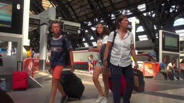 Milan, İtalya - Mayıs 2016 yaklaşık: (ağır çekim, gerçek zamanlı için 50 fps), Milano, İtalya Merkez İstasyonu yürüyüş insanlar. Her gün yaklaşık 320.000 yolcular istasyondan geçmek..
