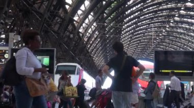 Milan, İtalya - Mayıs 2016 yaklaşık: (ağır çekim, gerçek zamanlı için 50 fps), Milano, İtalya Merkez İstasyonu yürüyüş insanlar. Her gün yaklaşık 320.000 yolcular istasyondan geçmek..