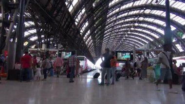 Milan, İtalya - Mayıs 2016 yaklaşık: (ağır çekim, gerçek zamanlı için 50 fps), Milano, İtalya Merkez İstasyonu yürüyüş insanlar. Her gün yaklaşık 320.000 yolcular istasyondan geçmek..