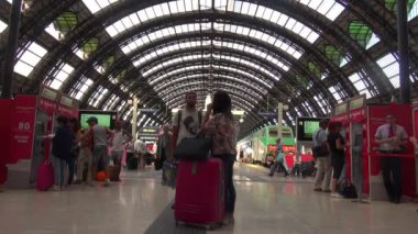 Milan, İtalya - Mayıs 2016 yaklaşık: (ağır çekim, gerçek zamanlı için 50 fps), Milano, İtalya Merkez İstasyonu yürüyüş insanlar. Her gün yaklaşık 320.000 yolcular istasyondan geçmek..