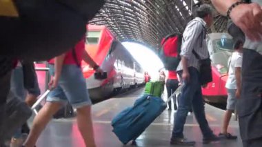 Milan, İtalya - Mayıs 2016 yaklaşık: (ağır çekim, gerçek zamanlı için 50 fps), Milano, İtalya Merkez İstasyonu yürüyüş insanlar. Her gün yaklaşık 320.000 yolcular istasyondan geçmek..