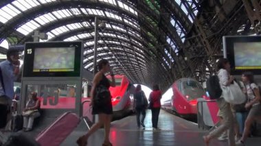 Milan, İtalya - Mayıs 2016 yaklaşık: (ağır çekim, gerçek zamanlı için 50 fps), Milano, İtalya Merkez İstasyonu yürüyüş insanlar. Her gün yaklaşık 320.000 yolcular istasyondan geçmek..