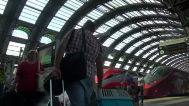 Milan, İtalya - Mayıs 2016 yaklaşık: (ağır çekim, gerçek zamanlı için 50 fps), Milano, İtalya Merkez İstasyonu yürüyüş insanlar. Her gün yaklaşık 320.000 yolcular istasyondan geçmek..