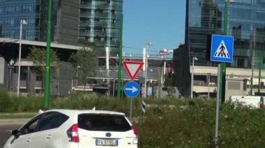 Milan, İtalya, 2016: Unicredit kule ve gökdelen Porta Garibaldi, dikey orman ve kule Solaria, 50 kare/sn, gerçek zamanlı