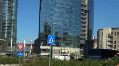 Milan, İtalya, 2016: Unicredit kule ve gökdelen Porta Garibaldi, dikey orman ve kule Solaria, 50 kare/sn, gerçek zamanlı