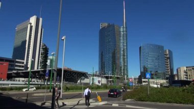 Milan, İtalya, 2016: Unicredit kule ve gökdelen Porta Garibaldi, dikey orman ve kule Solaria, 50 kare/sn, gerçek zamanlı