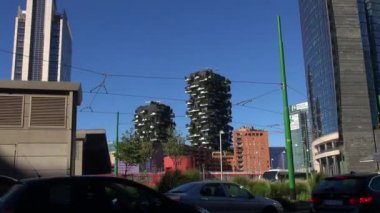 Milan, İtalya, 2016: Unicredit kule ve gökdelen Porta Garibaldi, dikey orman ve kule Solaria, 50 kare/sn, gerçek zamanlı