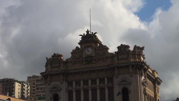 GENOA ITALIE, - circa 2017 : belle façade de la gare de Brignole ; Grande gare de Gênes sur la Piazza Verdi dans le centre-ville — Video