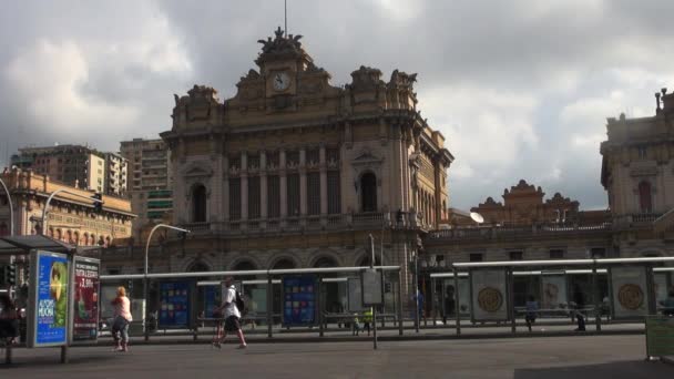 GENOA ITALIA, - circa 2017: hermosa fachada de la estación de tren de Brignole; Estación principal de Génova en Piazza Verdi en el centro de la ciudad — Vídeos de Stock