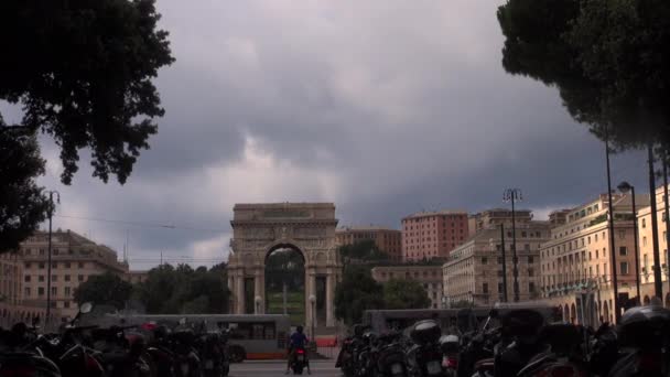 ЖЕНОА, ИТАЛИЯ - Около 2017 года: Арка Победы на площади Победы в историческом центре Генуи — стоковое видео