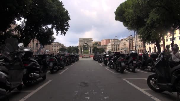 GENOVA, ITALIA - circa 2017: Arco della Vittoria in Piazza della Vittoria nel centro storico di Genova — Video Stock