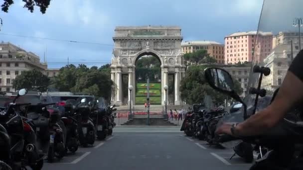 Genoa, İtalya - 2017 yaklaşık: tarihsel Cenova şehir Zafer Meydanı zafer kemer — Stok video