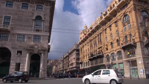 Genua, Włochy-circa 2017: turystów i mieszkańców chodzić o kolumnada ulicy Via Xx Settembre. Jeden obiekt docelowy słynnego zabytkowego centrum Genui. — Wideo stockowe