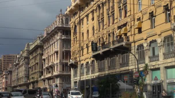 GENOA, ITALIA-circa 2017: Turistas y lugareños caminan en la columnata de Via XX Settembre. Uno de los famosos destinos del centro histórico de Génova . — Vídeos de Stock