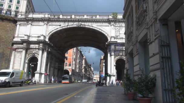 意大利热那亚-大约 2017: 游客和当地人步行通过 Xx Settembre 高街柱廊。热那亚历史中心的著名目的地之一. — 图库视频影像