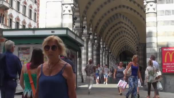 GENOA, ITÁLIA-circa 2017: Turistas e moradores caminham na Via XX Settembre colunata de rua alta. Um dos famosos destinos do centro histórico de Génova . — Vídeo de Stock
