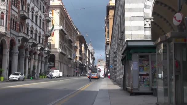 Genoa, İtalya-2017 yaklaşık: turistler ve yerliler için walk Via Xx Settembre high street colonnade. Bir Genova tarihi merkezinde ünlü hedef. — Stok video