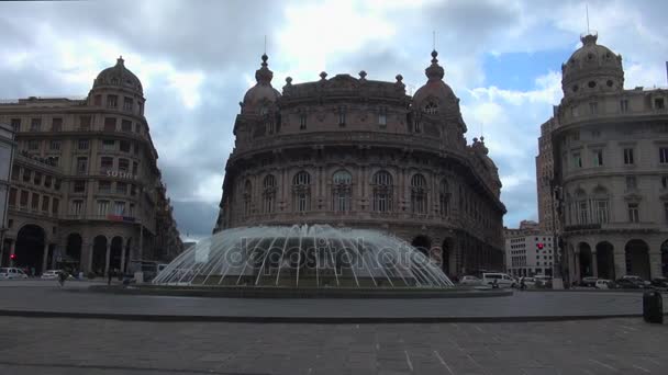 GENOVA, ITALIA - 25 luglio 2017: Fontana nella piazza principale della città Piazza De Ferrari. Piazza situata nel cuore della città tra il centro storico e il centro moderno — Video Stock