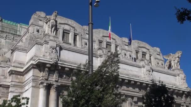 Milano, Italien - circa februari 2016: (50 fps, för slow motion, realtid) människor som vandrar i centralstationen i Milano, Italien. Varje dag ca 320 000 passagerare passerar stationen. — Stockvideo