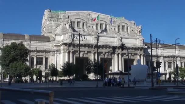 Milan, Italië - omstreeks mei 2016: (50 fps, voor slow motion, real-time) mensen lopen in centraal station in Milaan, Italië. Elke dag ongeveer 320.000 passagiers het station passeren. — Stockvideo