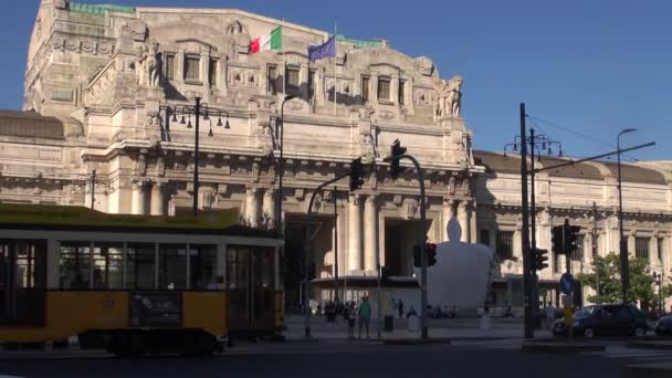 意大利米兰-大约 5 月 2016年: (实时慢动作 50 fps) 走在中央车站，在米兰，意大利人。乘客驶过车站，每日约 320,000. — 图库视频影像