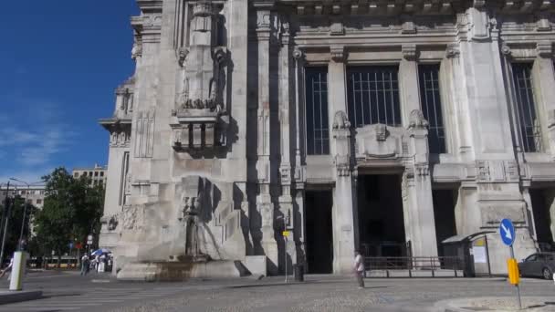 MILAN, ITALY - sekitar Mei 2016: (50 fps, untuk gerakan lambat, real time) Orang-orang berjalan di stasiun pusat di Milan, Italia. Setiap hari sekitar 320.000 penumpang melewati stasiun . — Stok Video