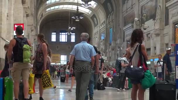 MILAN, ITALIE - vers mai 2016 : (50 ips, au ralenti, en temps réel) Les gens marchent dans la gare centrale de Milan, en Italie. Chaque jour, environ 320 000 passagers traversent la gare . — Video