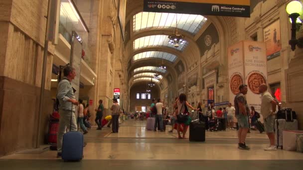 意大利米兰-大约 5 月 2016年: (实时慢动作 50 fps) 走在中央车站，在米兰，意大利人。乘客驶过车站，每日约 320,000. — 图库视频影像